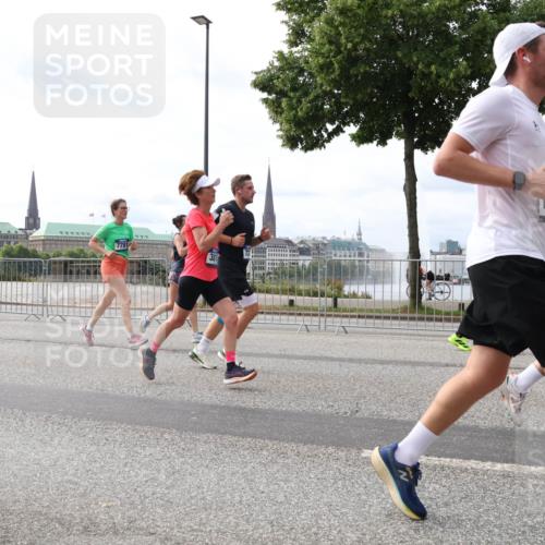 29.06.2025 - hella hamburg halbmarathon Lena Gebhardt http://msf.ph/oto/8296363 29.06.2025 10:21:32 Lombardsbrücke 381, 1028, 1072, 1158, 1266, 1401, 1658, 1668, 2172, 2271, 2315, 2353, 2383, 2529, 2635, 2815, 2956, 2986, 3122, 3161, 3453, 3770, 3817, 3825, 3826, 4289, 4375, 4376, 4697, 4786, 5122, 5373, 5395, 5412, 5493, 5759, 5767, 5957, 6086, 6103, 6275, 6308, 6475, 6805, 6844, 7075, 7228, 7375, 7522, 7553, 7608, 7612, 7672, 7781, 8095, 8286, 8715, 8726, 8844, 8896, 9100, 9108, 9369, 9483, 9499, 9501, 9532, 9624, 10374, 10602, 10874, 11698, 12175, 13057 meine-sportfotos.de