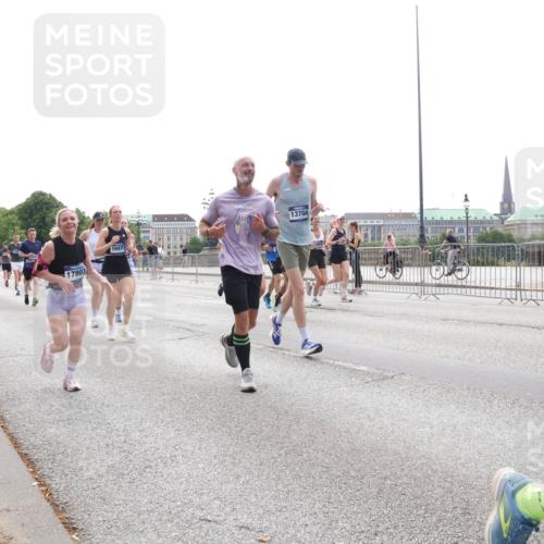 29.06.2025 - hella hamburg halbmarathon Lena Gebhardt http://msf.ph/oto/8296365 29.06.2025 10:36:44 Lombardsbrücke 17807, 16977, 13704, 1102, 1118, 1224, 1253, 1339, 1948, 1952, 1954, 2124, 2552, 2588, 3165, 3398, 3404, 3428, 3873, 3895, 4084, 4442, 4618, 4762, 4996, 5012, 5224, 5246, 5427, 5538, 5540, 5573, 5747, 5789, 5809, 5919, 6156, 6190, 6359, 6667, 7202, 7632, 7773, 8498, 8499, 8530, 8758, 8936, 8937, 8945, 9115, 9117, 9229, 9295, 9500, 9694, 13265, 15077, 17156, 17807, 18152, 18488 meine-sportfotos.de