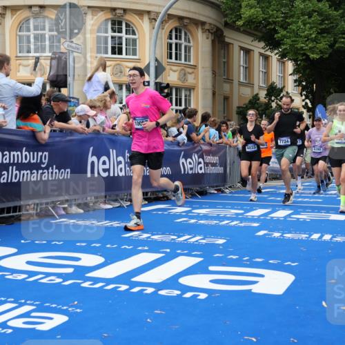 29.06.2025 - hella hamburg halbmarathon Strokosch-Dieckow http://msf.ph/oto/8296393 29.06.2025 10:51:58 Ziel 2818, 2823, 2880, 4033, 4297, 5102, 5336, 6390, 7130, 7409, 7724, 7732, 8413, 8856, 8977, 10057, 13799, 15356, 15506, 15690, 15829, 16179, 16666, 17815, 17962, 17978, 18869 meine-sportfotos.de