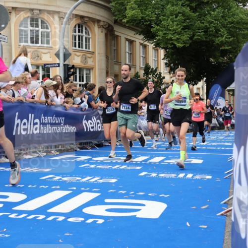 29.06.2025 - hella hamburg halbmarathon Strokosch-Dieckow http://msf.ph/oto/8296403 29.06.2025 10:51:59 Ziel 2595, 2818, 2823, 2880, 4033, 4297, 5102, 5336, 5378, 6390, 7130, 7409, 7724, 7732, 8413, 8856, 8977, 10057, 12580, 13799, 15356, 15506, 15690, 15829, 16179, 16666, 17962, 17978, 18869 meine-sportfotos.de