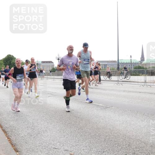 29.06.2025 - hella hamburg halbmarathon Lena Gebhardt http://msf.ph/oto/8296405 29.06.2025 10:36:44 Lombardsbrücke 17807, 16977, 13704, 1102, 1118, 1224, 1253, 1339, 1948, 1952, 1954, 2124, 2552, 2588, 3165, 3398, 3404, 3428, 3873, 3895, 4084, 4442, 4618, 4762, 4996, 5012, 5224, 5246, 5427, 5538, 5540, 5573, 5747, 5789, 5809, 5919, 6156, 6190, 6359, 6667, 7202, 7632, 7773, 8498, 8499, 8530, 8758, 8936, 8937, 8945, 9115, 9117, 9229, 9295, 9500, 9694, 13265, 15077, 17156, 17807, 18152, 18488 meine-sportfotos.de