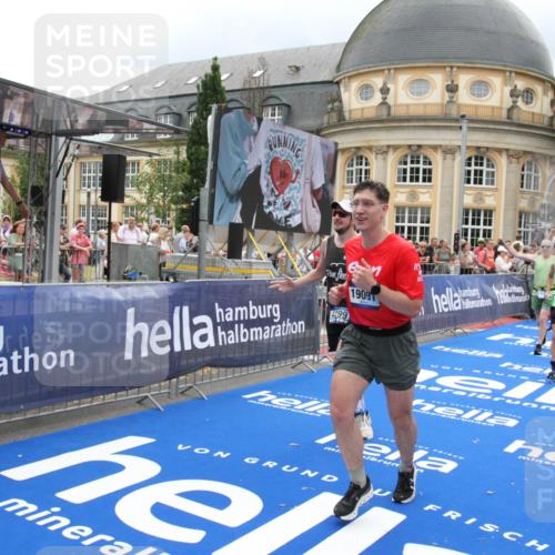 29.06.2025 - hella hamburg halbmarathon Michael Strokosch http://msf.ph/oto/8296409 29.06.2025 10:57:06 Ziel 1485, 4261, 4299, 5033, 8669, 11143, 11212, 11638, 13691, 14408, 14588, 14678, 16470, 16909, 17617, 18208, 18719, 19091 meine-sportfotos.de