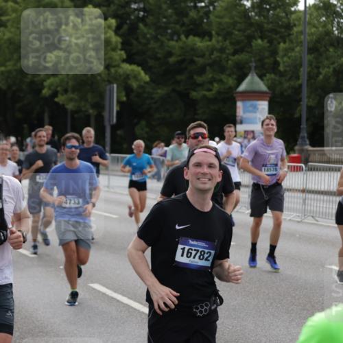 29.06.2025 - hella hamburg halbmarathon Jannik Wohlers http://msf.ph/oto/8296416 29.06.2025 10:36:47 Lombardsbrücke 1022, 1276, 1339, 1488, 1490, 1597, 1819, 2016, 2031, 2072, 2104, 2272, 2480, 3127, 3714, 4097, 4347, 4733, 5146, 5224, 5538, 5560, 5640, 5786, 5940, 6172, 6584, 6804, 7202, 7707, 8007, 8257, 8258, 8315, 8758, 8811, 9054, 9055, 10762, 10931, 11246, 11843, 11980, 12087, 12103, 12184, 12463, 13695, 13783, 13970, 13971, 14202, 14343, 14396, 14779, 14915, 15084, 15106, 15353, 15475, 15907, 16192, 16304, 16782, 16831, 17388, 17591, 17687, 17688, 17794, 18578, 18710 meine-sportfotos.de