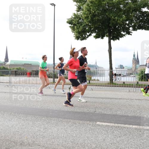 29.06.2025 - hella hamburg halbmarathon Lena Gebhardt http://msf.ph/oto/8296423 29.06.2025 10:21:32 Lombardsbrücke 1028, 1072, 1158, 1266, 1401, 1658, 1668, 2172, 2271, 2315, 2353, 2383, 2529, 2635, 2815, 2956, 2986, 3122, 3161, 3453, 3770, 3817, 3825, 3826, 4289, 4375, 4376, 4697, 4786, 5122, 5373, 5395, 5412, 5493, 5759, 5767, 5957, 6086, 6103, 6275, 6308, 6475, 6805, 6844, 7075, 7228, 7375, 7522, 7553, 7608, 7612, 7672, 7781, 8095, 8286, 8715, 8726, 8844, 8896, 9100, 9108, 9369, 9483, 9499, 9501, 9532, 9624, 10374, 10602, 10874, 11698, 12175, 13057 meine-sportfotos.de