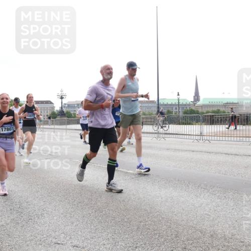 29.06.2025 - hella hamburg halbmarathon Lena Gebhardt http://msf.ph/oto/8296428 29.06.2025 10:36:44 Lombardsbrücke 17807, 16977, 127, 1102, 1118, 1224, 1253, 1339, 1948, 1952, 1954, 2124, 2552, 2588, 3165, 3398, 3404, 3428, 3873, 3895, 4084, 4442, 4618, 4762, 4996, 5012, 5224, 5246, 5427, 5538, 5540, 5573, 5747, 5789, 5809, 5919, 6156, 6190, 6359, 6667, 7202, 7632, 7773, 8498, 8499, 8530, 8758, 8936, 8937, 8945, 9115, 9117, 9229, 9295, 9500, 9694, 13265, 15077, 17156, 17807, 18152, 18488 meine-sportfotos.de
