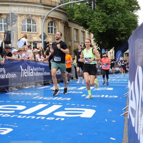 29.06.2025 - hella hamburg halbmarathon Strokosch-Dieckow http://msf.ph/oto/8296432 29.06.2025 10:51:59 Ziel 2595, 2818, 2823, 2880, 4033, 4297, 5102, 5336, 5378, 6390, 7130, 7409, 7724, 7732, 8413, 8856, 8977, 10057, 12580, 13799, 15356, 15506, 15690, 15829, 16179, 16666, 17962, 17978, 18869 meine-sportfotos.de