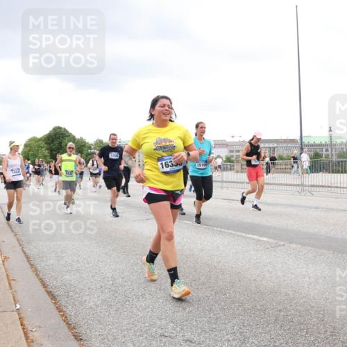 29.06.2025 - hella hamburg halbmarathon Lena Gebhardt http://msf.ph/oto/8296440 29.06.2025 10:56:08 Lombardsbrücke 14221, 8532, 5306, 1635, 15199, 1113, 1738, 1909, 2095, 2793, 2915, 3101, 3244, 3257, 3268, 4083, 4265, 4354, 4470, 4473, 4836, 4896, 5220, 5222, 5306, 5575, 5580, 5693, 5757, 5994, 6055, 6056, 6113, 6257, 6494, 6594, 6690, 6968, 7025, 7028, 7090, 7516, 7616, 7969, 8005, 8110, 8305, 8517, 8527, 8532, 8533, 8648, 8766, 9383, 9435, 9548, 9606, 9838, 9861, 9865, 9948, 9953, 9956, 10436, 10438, 10449, 10593, 10640, 10740, 10784, 10987, 11903, 11962, 11963, 12695 meine-sportfotos.de