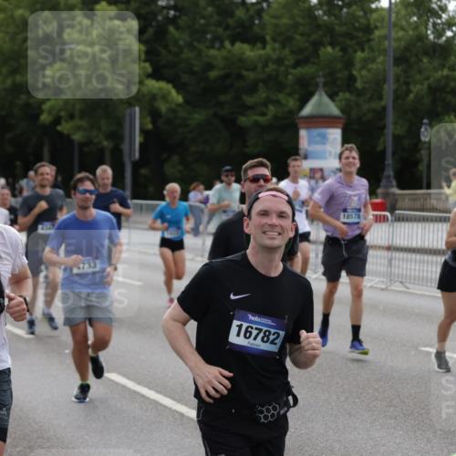 29.06.2025 - hella hamburg halbmarathon Jannik Wohlers http://msf.ph/oto/8296463 29.06.2025 10:36:47 Lombardsbrücke 1022, 1276, 1339, 1488, 1490, 1597, 1819, 2016, 2031, 2072, 2104, 2272, 2480, 3127, 3714, 4097, 4347, 4733, 5146, 5224, 5538, 5560, 5640, 5786, 5940, 6172, 6584, 6804, 7202, 7707, 8007, 8257, 8258, 8315, 8758, 8811, 9054, 9055, 10762, 10931, 11246, 11843, 11980, 12087, 12103, 12184, 12463, 13695, 13783, 13970, 13971, 14202, 14343, 14396, 14779, 14915, 15084, 15106, 15353, 15475, 15907, 16192, 16304, 16782, 16831, 17388, 17591, 17687, 17688, 17794, 18578, 18710 meine-sportfotos.de