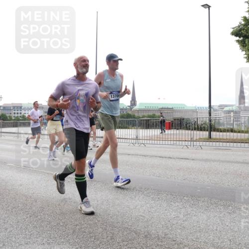 29.06.2025 - hella hamburg halbmarathon Lena Gebhardt http://msf.ph/oto/8296464 29.06.2025 10:36:44 Lombardsbrücke 17807, 16977, 12770, 13704, 1102, 1118, 1224, 1253, 1339, 1948, 1952, 1954, 2124, 2552, 2588, 3165, 3398, 3404, 3428, 3873, 3895, 4084, 4442, 4618, 4762, 4996, 5012, 5224, 5246, 5427, 5538, 5540, 5573, 5747, 5789, 5809, 5919, 6156, 6190, 6359, 6667, 7202, 7632, 7773, 8498, 8499, 8530, 8758, 8936, 8937, 8945, 9115, 9117, 9229, 9295, 9500, 9694, 13265, 15077, 17156, 17807, 18152, 18488 meine-sportfotos.de