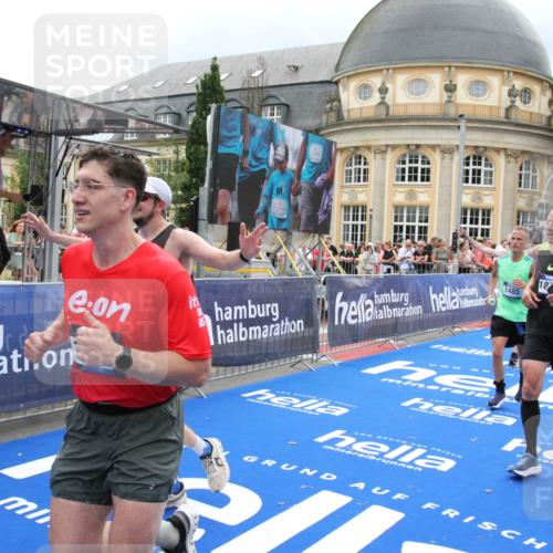 29.06.2025 - hella hamburg halbmarathon Michael Strokosch http://msf.ph/oto/8296468 29.06.2025 10:57:07 Ziel 1485, 4261, 4299, 8669, 11143, 11212, 11638, 13691, 14408, 14588, 16470, 16909, 17617, 18208, 18719, 19091 meine-sportfotos.de