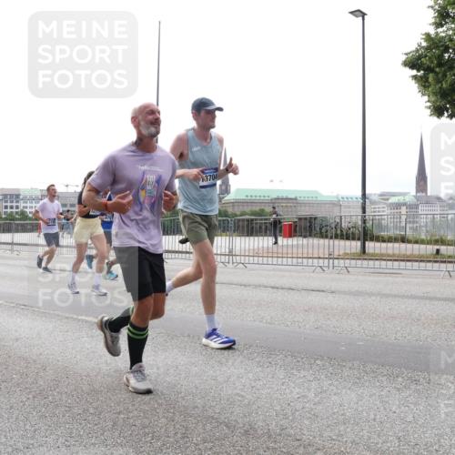 29.06.2025 - hella hamburg halbmarathon Lena Gebhardt http://msf.ph/oto/8296487 29.06.2025 10:36:45 Lombardsbrücke 17807, 16977, 970, 3704, 1102, 1118, 1224, 1253, 1339, 1488, 1490, 1948, 1952, 1954, 2124, 2552, 2588, 3165, 3398, 3404, 3428, 3873, 3895, 4084, 4442, 4618, 4762, 4996, 5012, 5224, 5246, 5427, 5538, 5540, 5573, 5640, 5747, 5789, 5809, 5919, 6156, 6190, 6359, 6667, 7202, 7632, 7773, 8007, 8498, 8499, 8530, 8758, 8936, 8937, 8945, 9115, 9117, 9229, 9295, 9500, 9694, 13265, 15077, 17156, 17807, 18152, 18488 meine-sportfotos.de