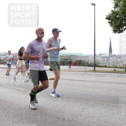 29.06.2025 - hella hamburg halbmarathon Lena Gebhardt http://msf.ph/oto/8296508 29.06.2025 10:36:45 Lombardsbrücke 17807, 16977, 13704, 1102, 1118, 1224, 1253, 1339, 1488, 1490, 1948, 1952, 1954, 2124, 2552, 2588, 3165, 3398, 3404, 3428, 3873, 3895, 4084, 4442, 4618, 4762, 4996, 5012, 5224, 5246, 5427, 5538, 5540, 5573, 5640, 5747, 5789, 5809, 5919, 6156, 6190, 6359, 6667, 7202, 7632, 7773, 8007, 8498, 8499, 8530, 8758, 8936, 8937, 8945, 9115, 9117, 9229, 9295, 9500, 9694, 13265, 15077, 17156, 17807, 18152, 18488 meine-sportfotos.de