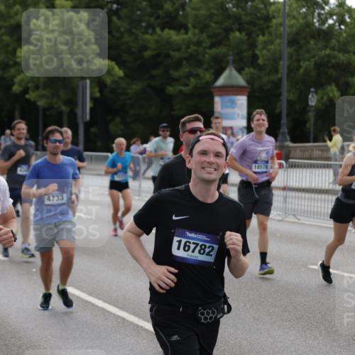 29.06.2025 - hella hamburg halbmarathon Jannik Wohlers http://msf.ph/oto/8296509 29.06.2025 10:36:47 Lombardsbrücke 1022, 1276, 1339, 1488, 1490, 1597, 1819, 2016, 2031, 2072, 2104, 2272, 2480, 3127, 3714, 4097, 4347, 4733, 5146, 5224, 5538, 5560, 5640, 5786, 5940, 6172, 6584, 6804, 7202, 7707, 8007, 8257, 8258, 8315, 8758, 8811, 9054, 9055, 10762, 10931, 11246, 11843, 11980, 12087, 12103, 12184, 12463, 13695, 13783, 13970, 13971, 14202, 14343, 14396, 14779, 14915, 15084, 15106, 15353, 15475, 15907, 16192, 16304, 16782, 16831, 17388, 17591, 17687, 17688, 17794, 18578, 18710 meine-sportfotos.de