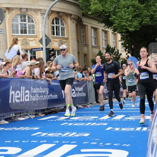29.06.2025 - hella hamburg halbmarathon Strokosch-Dieckow http://msf.ph/oto/8296517 29.06.2025 10:52:06 Ziel 1482, 2397, 2595, 4837, 5032, 5087, 5093, 5336, 5378, 5482, 6897, 7130, 7732, 8413, 8977, 9082, 12135, 12580, 13726, 14248, 14300, 15275, 15356, 15506, 15829, 16003, 16179, 16320, 16591, 16666, 17033, 17130, 17978, 18475, 18801 meine-sportfotos.de