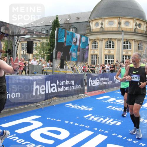 29.06.2025 - hella hamburg halbmarathon Michael Strokosch http://msf.ph/oto/8296524 29.06.2025 10:57:07 Ziel 1485, 4261, 4299, 8669, 11143, 11212, 11638, 13691, 14408, 14588, 16470, 16909, 17617, 18208, 18719, 19091 meine-sportfotos.de