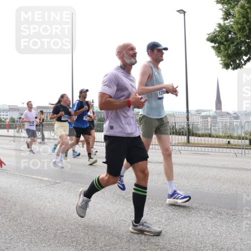 29.06.2025 - hella hamburg halbmarathon Lena Gebhardt http://msf.ph/oto/8296531 29.06.2025 10:36:45 Lombardsbrücke 17807, 12770, 1370, 1102, 1118, 1224, 1253, 1339, 1488, 1490, 1948, 1952, 1954, 2124, 2552, 2588, 3165, 3398, 3404, 3428, 3873, 3895, 4084, 4442, 4618, 4762, 4996, 5012, 5224, 5246, 5427, 5538, 5540, 5573, 5640, 5747, 5789, 5809, 5919, 6156, 6190, 6359, 6667, 7202, 7632, 7773, 8007, 8498, 8499, 8530, 8758, 8936, 8937, 8945, 9115, 9117, 9229, 9295, 9500, 9694, 13265, 15077, 17156, 17807, 18152, 18488 meine-sportfotos.de