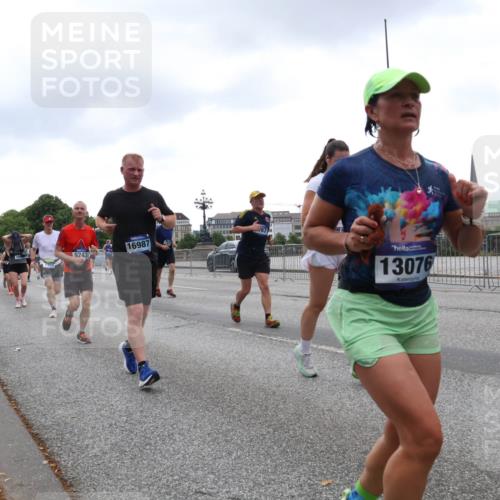 29.06.2025 - hella hamburg halbmarathon Lena Gebhardt http://msf.ph/oto/8296543 29.06.2025 10:46:48 Lombardsbrücke 1073, 1185, 1286, 1363, 1371, 1375, 1593, 1608, 1720, 1837, 1961, 1999, 2162, 2211, 2320, 2327, 2500, 2556, 2665, 2697, 2981, 3277, 3406, 3407, 3469, 3734, 3823, 4202, 4239, 4296, 4342, 4355, 4448, 4604, 5111, 5114, 5700, 5796, 5953, 6124, 6161, 6485, 6496, 6740, 7073, 7303, 7364, 7412, 7767, 7827, 8477, 8486, 8551, 8553, 8684, 8700, 8967, 9691, 10153, 10230, 13969, 14261, 15852, 16882, 16987 meine-sportfotos.de