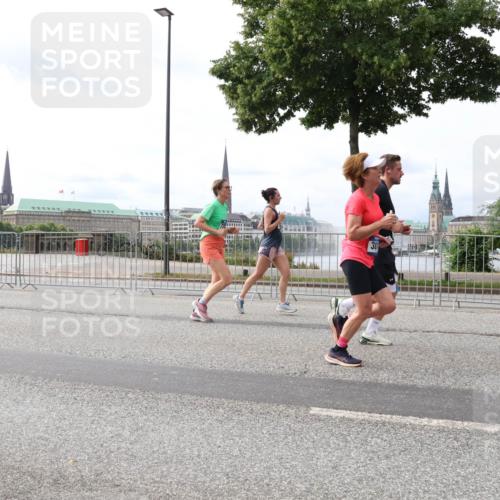 29.06.2025 - hella hamburg halbmarathon Lena Gebhardt http://msf.ph/oto/8296551 29.06.2025 10:21:33 Lombardsbrücke 381, 1028, 1072, 1158, 1191, 1250, 1266, 1401, 1658, 1668, 1958, 2172, 2271, 2315, 2353, 2383, 2529, 2635, 2815, 2956, 2986, 3122, 3161, 3453, 3770, 3817, 3825, 3826, 4289, 4375, 4376, 4697, 4786, 5122, 5373, 5395, 5412, 5493, 5759, 5767, 5957, 6086, 6103, 6275, 6308, 6475, 6805, 6844, 7075, 7228, 7375, 7522, 7553, 7612, 7672, 7781, 8095, 8286, 8715, 8726, 8844, 8896, 9100, 9108, 9369, 9483, 9499, 9501, 9532, 9624, 10374, 10602, 10874, 11698, 12175 meine-sportfotos.de