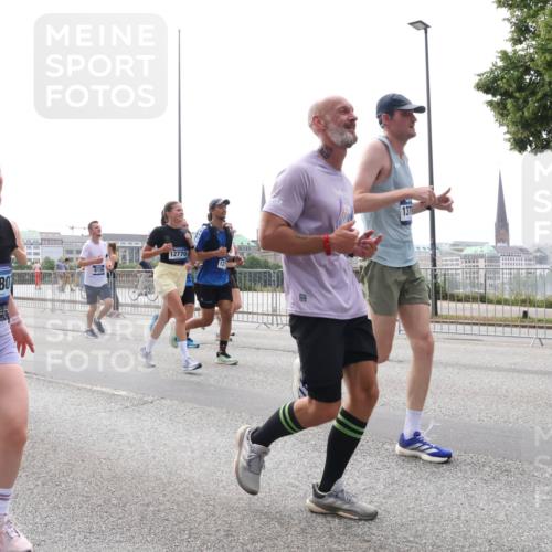 29.06.2025 - hella hamburg halbmarathon Lena Gebhardt http://msf.ph/oto/8296553 29.06.2025 10:36:45 Lombardsbrücke 158, 1780, 12770, 137, 1102, 1118, 1224, 1253, 1339, 1488, 1490, 1948, 1952, 1954, 2124, 2552, 2588, 3165, 3398, 3404, 3428, 3873, 3895, 4084, 4442, 4618, 4762, 4996, 5012, 5224, 5246, 5427, 5538, 5540, 5573, 5640, 5747, 5789, 5809, 5919, 6156, 6190, 6359, 6667, 7202, 7632, 7773, 8007, 8498, 8499, 8530, 8758, 8936, 8937, 8945, 9115, 9117, 9229, 9295, 9500, 9694, 13265, 15077, 17156, 17807, 18152, 18488 meine-sportfotos.de