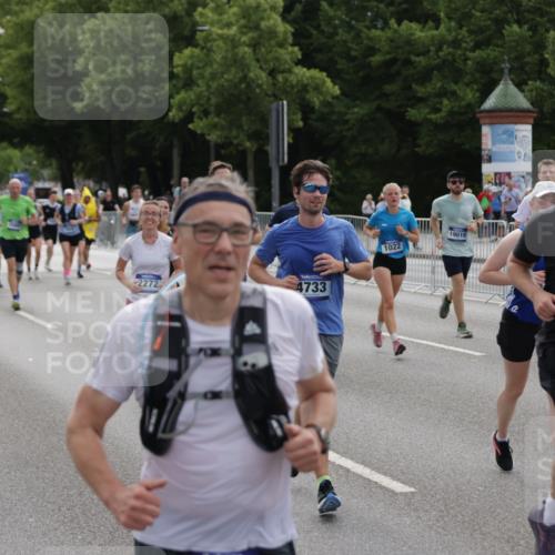 29.06.2025 - hella hamburg halbmarathon Jannik Wohlers http://msf.ph/oto/8296563 29.06.2025 10:36:48 Lombardsbrücke 1022, 1276, 1488, 1490, 1597, 1819, 2016, 2031, 2072, 2104, 2272, 2480, 3127, 3714, 4097, 4347, 4733, 5146, 5224, 5538, 5560, 5640, 5786, 5940, 6172, 6584, 6804, 7202, 7235, 7707, 7823, 8007, 8257, 8258, 8315, 8811, 9054, 9055, 10762, 10931, 11246, 11843, 11980, 12087, 12103, 12184, 12463, 13077, 13695, 13783, 13970, 13971, 14202, 14343, 14396, 14779, 14915, 15084, 15106, 15353, 15475, 15907, 16192, 16304, 16782, 16831, 17388, 17591, 17687, 17688, 17794, 18578, 18710 meine-sportfotos.de