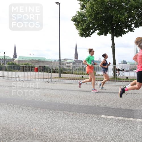 29.06.2025 - hella hamburg halbmarathon Lena Gebhardt http://msf.ph/oto/8296564 29.06.2025 10:21:33 Lombardsbrücke 7781, 1028, 1072, 1158, 1191, 1250, 1266, 1401, 1658, 1668, 1958, 2172, 2271, 2315, 2353, 2383, 2529, 2635, 2815, 2956, 2986, 3122, 3161, 3453, 3770, 3817, 3825, 3826, 4289, 4375, 4376, 4697, 4786, 5122, 5373, 5395, 5412, 5493, 5759, 5767, 5957, 6086, 6103, 6275, 6308, 6475, 6805, 6844, 7075, 7228, 7375, 7522, 7553, 7612, 7672, 7781, 8095, 8286, 8715, 8726, 8844, 8896, 9100, 9108, 9369, 9483, 9499, 9501, 9532, 9624, 10374, 10602, 10874, 11698, 12175 meine-sportfotos.de