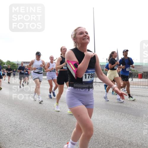 29.06.2025 - hella hamburg halbmarathon Lena Gebhardt http://msf.ph/oto/8296568 29.06.2025 10:36:45 Lombardsbrücke 15805, 16228, 169, 1780, 1277, 1102, 1118, 1224, 1253, 1339, 1488, 1490, 1948, 1952, 1954, 2124, 2552, 2588, 3165, 3398, 3404, 3428, 3873, 3895, 4084, 4442, 4618, 4762, 4996, 5012, 5224, 5246, 5427, 5538, 5540, 5573, 5640, 5747, 5789, 5809, 5919, 6156, 6190, 6359, 6667, 7202, 7632, 7773, 8007, 8498, 8499, 8530, 8758, 8936, 8937, 8945, 9115, 9117, 9229, 9295, 9500, 9694, 13265, 15077, 17156, 17807, 18152, 18488 meine-sportfotos.de