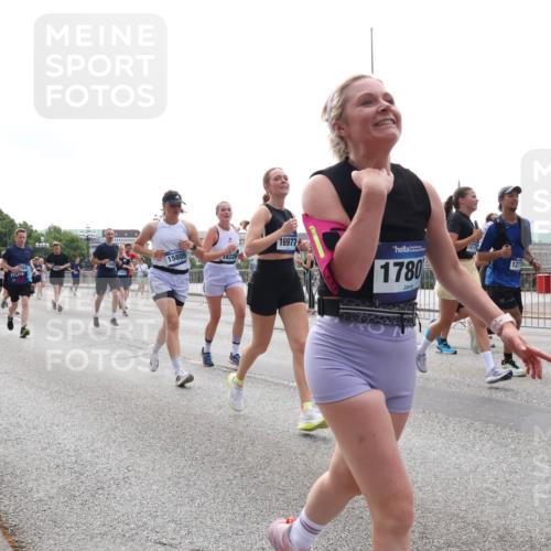 29.06.2025 - hella hamburg halbmarathon Lena Gebhardt http://msf.ph/oto/8296586 29.06.2025 10:36:45 Lombardsbrücke 12770, 24, 15805, 16228, 16977, 1780, 1102, 1118, 1224, 1253, 1339, 1488, 1490, 1948, 1952, 1954, 2124, 2552, 2588, 3165, 3398, 3404, 3428, 3873, 3895, 4084, 4442, 4618, 4762, 4996, 5012, 5224, 5246, 5427, 5538, 5540, 5573, 5640, 5747, 5789, 5809, 5919, 6156, 6190, 6359, 6667, 7202, 7632, 7773, 8007, 8498, 8499, 8530, 8758, 8936, 8937, 8945, 9115, 9117, 9229, 9295, 9500, 9694, 13265, 15077, 17156, 17807, 18152, 18488 meine-sportfotos.de