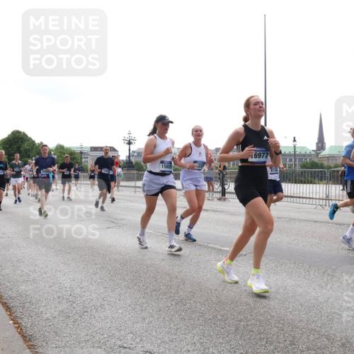 29.06.2025 - hella hamburg halbmarathon Lena Gebhardt http://msf.ph/oto/8296616 29.06.2025 10:36:46 Lombardsbrücke 1948, 4084, 15805, 6977, 6156, 12770, 1102, 1118, 1224, 1253, 1339, 1488, 1490, 1948, 1952, 1954, 2124, 2552, 2588, 3165, 3398, 3404, 3428, 3873, 3895, 4084, 4442, 4618, 4762, 4996, 5012, 5224, 5427, 5538, 5540, 5573, 5640, 5747, 5786, 5789, 5809, 5919, 6156, 6190, 6359, 6667, 7202, 7632, 7773, 8007, 8315, 8498, 8499, 8530, 8758, 8936, 8937, 8945, 9115, 9117, 9229, 9295, 9500, 9694, 13265, 15077, 17156, 17807, 18152, 18488 meine-sportfotos.de