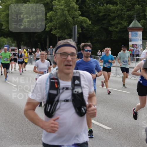 29.06.2025 - hella hamburg halbmarathon Jannik Wohlers http://msf.ph/oto/8296623 29.06.2025 10:36:48 Lombardsbrücke 1022, 1276, 1488, 1490, 1597, 1819, 2016, 2031, 2072, 2104, 2272, 2480, 3127, 3714, 4097, 4347, 4733, 5146, 5224, 5538, 5560, 5640, 5786, 5940, 6172, 6584, 6804, 7202, 7235, 7707, 7823, 8007, 8257, 8258, 8315, 8811, 9054, 9055, 10762, 10931, 11246, 11843, 11980, 12087, 12103, 12184, 12463, 13077, 13695, 13783, 13970, 13971, 14202, 14343, 14396, 14779, 14915, 15084, 15106, 15353, 15475, 15907, 16192, 16304, 16782, 16831, 17388, 17591, 17687, 17688, 17794, 18578, 18710 meine-sportfotos.de