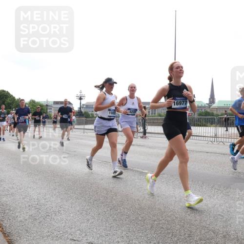 29.06.2025 - hella hamburg halbmarathon Lena Gebhardt http://msf.ph/oto/8296636 29.06.2025 10:36:46 Lombardsbrücke 22, 15805, 16977, 12770, 1102, 1118, 1224, 1253, 1339, 1488, 1490, 1948, 1952, 1954, 2124, 2552, 2588, 3165, 3398, 3404, 3428, 3873, 3895, 4084, 4442, 4618, 4762, 4996, 5012, 5224, 5427, 5538, 5540, 5573, 5640, 5747, 5786, 5789, 5809, 5919, 6156, 6190, 6359, 6667, 7202, 7632, 7773, 8007, 8315, 8498, 8499, 8530, 8758, 8936, 8937, 8945, 9115, 9117, 9229, 9295, 9500, 9694, 13265, 15077, 17156, 17807, 18152, 18488 meine-sportfotos.de
