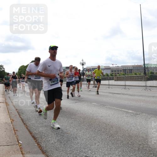 29.06.2025 - hella hamburg halbmarathon Lena Gebhardt http://msf.ph/oto/8296640 29.06.2025 10:21:33 Lombardsbrücke 2815, 19012, 14278, 1028, 1072, 1158, 1191, 1250, 1266, 1401, 1658, 1668, 1958, 2172, 2271, 2315, 2353, 2383, 2529, 2635, 2815, 2956, 2986, 3122, 3161, 3453, 3770, 3817, 3825, 3826, 4289, 4375, 4376, 4697, 4786, 5122, 5373, 5395, 5412, 5493, 5759, 5767, 5957, 6086, 6103, 6275, 6308, 6475, 6805, 6844, 7075, 7228, 7375, 7522, 7553, 7612, 7672, 7781, 8095, 8286, 8715, 8726, 8844, 8896, 9100, 9108, 9369, 9483, 9499, 9501, 9532, 9624, 10374, 10602, 10874, 11698, 12175 meine-sportfotos.de