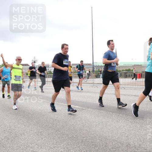 29.06.2025 - hella hamburg halbmarathon Lena Gebhardt http://msf.ph/oto/8296643 29.06.2025 10:56:09 Lombardsbrücke 4221, 4473, 6494, 8532, 5306, 1226, 7616, 151, 1113, 1738, 1909, 2095, 2793, 2915, 3101, 3257, 3268, 4083, 4265, 4354, 4470, 4473, 4836, 4896, 5220, 5222, 5306, 5575, 5580, 5693, 5757, 5994, 6055, 6056, 6113, 6257, 6494, 6594, 6690, 6968, 7025, 7028, 7090, 7516, 7616, 7711, 7969, 8005, 8110, 8305, 8517, 8532, 8533, 8648, 8766, 9383, 9435, 9548, 9606, 9838, 9861, 9865, 9948, 9953, 9956, 10436, 10438, 10449, 10593, 10640, 10740, 10784, 10987, 11903, 11962, 11963, 12695 meine-sportfotos.de