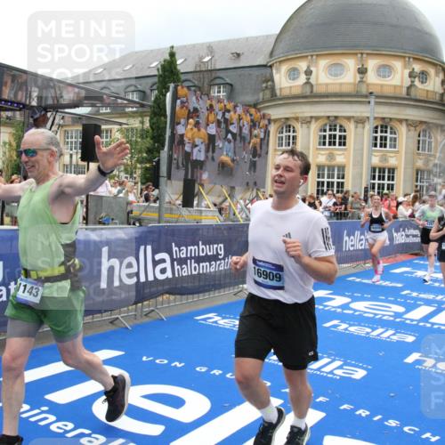 29.06.2025 - hella hamburg halbmarathon Michael Strokosch http://msf.ph/oto/8296660 29.06.2025 10:57:09 Ziel 1485, 4261, 4299, 11143, 13691, 14139, 14408, 14588, 15726, 16909, 17617, 18208, 18719, 19091 meine-sportfotos.de