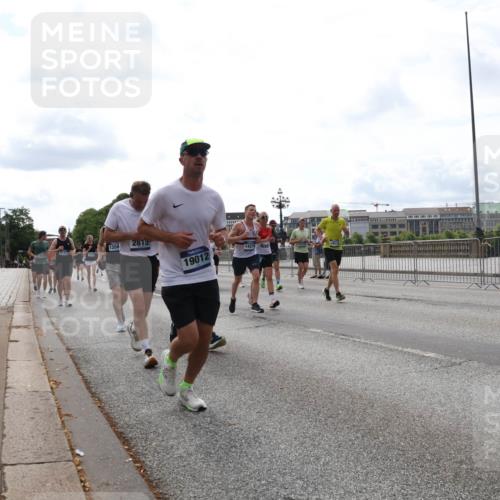 29.06.2025 - hella hamburg halbmarathon Lena Gebhardt http://msf.ph/oto/8296666 29.06.2025 10:21:34 Lombardsbrücke 1358, 2815, 19012, 14278, 14115, 1028, 1072, 1158, 1191, 1250, 1266, 1401, 1658, 1668, 1958, 2172, 2271, 2315, 2353, 2529, 2635, 2815, 2956, 2986, 3122, 3161, 3453, 3770, 3817, 3825, 3826, 4289, 4375, 4376, 4697, 4786, 5122, 5373, 5395, 5412, 5493, 5759, 5957, 6086, 6103, 6275, 6308, 6475, 6805, 6844, 7075, 7375, 7522, 7553, 7612, 7672, 7781, 8095, 8286, 8715, 8726, 8844, 8896, 8959, 9100, 9108, 9369, 9483, 9499, 9501, 9532, 9624, 10374, 10874, 11698 meine-sportfotos.de