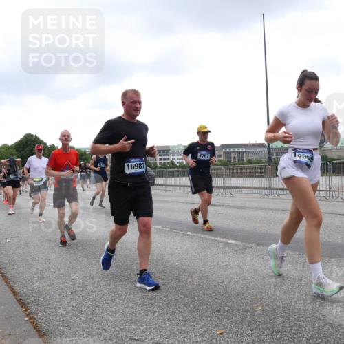 29.06.2025 - hella hamburg halbmarathon Lena Gebhardt http://msf.ph/oto/8296679 29.06.2025 10:46:48 Lombardsbrücke 1073, 1185, 1286, 1363, 1371, 1375, 1593, 1608, 1720, 1837, 1961, 1999, 2162, 2211, 2320, 2327, 2500, 2556, 2665, 2697, 2981, 3277, 3406, 3407, 3469, 3734, 3823, 4202, 4239, 4296, 4342, 4355, 4448, 4604, 5111, 5114, 5700, 5796, 5953, 6124, 6161, 6485, 6496, 6740, 7073, 7303, 7364, 7412, 7767, 7827, 8477, 8486, 8551, 8553, 8684, 8700, 8967, 9691, 10153, 10230, 13969, 14261, 15852, 16882, 16987 meine-sportfotos.de