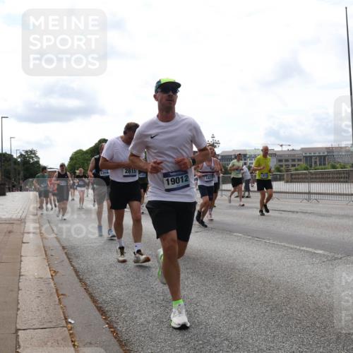 29.06.2025 - hella hamburg halbmarathon Lena Gebhardt http://msf.ph/oto/8296697 29.06.2025 10:21:34 Lombardsbrücke 1358, 2815, 9499, 19012, 14278, 1028, 1072, 1158, 1191, 1250, 1266, 1401, 1658, 1668, 1958, 2172, 2271, 2315, 2353, 2529, 2635, 2815, 2956, 2986, 3122, 3161, 3453, 3770, 3817, 3825, 3826, 4289, 4375, 4376, 4697, 4786, 5122, 5373, 5395, 5412, 5493, 5759, 5957, 6086, 6103, 6275, 6308, 6475, 6805, 6844, 7075, 7375, 7522, 7553, 7612, 7672, 7781, 8095, 8286, 8715, 8726, 8844, 8896, 8959, 9100, 9108, 9369, 9483, 9499, 9501, 9532, 9624, 10374, 10874, 11698 meine-sportfotos.de