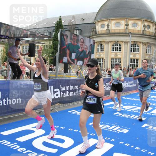 29.06.2025 - hella hamburg halbmarathon Michael Strokosch http://msf.ph/oto/8296719 29.06.2025 10:57:11 Ziel 1387, 4167, 4261, 9884, 11143, 11612, 13691, 14139, 14408, 14588, 15726, 16909, 17617, 18208 meine-sportfotos.de