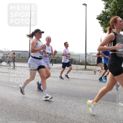 29.06.2025 - hella hamburg halbmarathon Lena Gebhardt http://msf.ph/oto/8296721 29.06.2025 10:36:46 Lombardsbrücke 12605, 15805, 977, 12770, 1102, 1118, 1224, 1253, 1339, 1488, 1490, 1948, 1952, 1954, 2124, 2552, 2588, 3165, 3398, 3404, 3428, 3873, 3895, 4084, 4442, 4618, 4762, 4996, 5012, 5224, 5427, 5538, 5540, 5573, 5640, 5747, 5786, 5789, 5809, 5919, 6156, 6190, 6359, 6667, 7202, 7632, 7773, 8007, 8315, 8498, 8499, 8530, 8758, 8936, 8937, 8945, 9115, 9117, 9229, 9295, 9500, 9694, 13265, 15077, 17156, 17807, 18152, 18488 meine-sportfotos.de