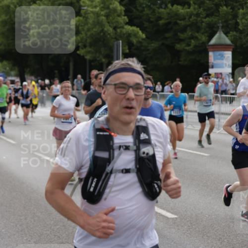29.06.2025 - hella hamburg halbmarathon Jannik Wohlers http://msf.ph/oto/8296722 29.06.2025 10:36:48 Lombardsbrücke 1022, 1276, 1488, 1490, 1597, 1819, 2016, 2031, 2072, 2104, 2272, 2480, 3127, 3714, 4097, 4347, 4733, 5146, 5224, 5538, 5560, 5640, 5786, 5940, 6172, 6584, 6804, 7202, 7235, 7707, 7823, 8007, 8257, 8258, 8315, 8811, 9054, 9055, 10762, 10931, 11246, 11843, 11980, 12087, 12103, 12184, 12463, 13077, 13695, 13783, 13970, 13971, 14202, 14343, 14396, 14779, 14915, 15084, 15106, 15353, 15475, 15907, 16192, 16304, 16782, 16831, 17388, 17591, 17687, 17688, 17794, 18578, 18710 meine-sportfotos.de