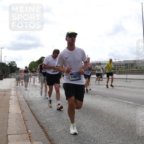 29.06.2025 - hella hamburg halbmarathon Lena Gebhardt http://msf.ph/oto/8296733 29.06.2025 10:21:34 Lombardsbrücke 13584, 19012, 1028, 1072, 1158, 1191, 1250, 1266, 1401, 1658, 1668, 1958, 2172, 2271, 2315, 2353, 2529, 2635, 2815, 2956, 2986, 3122, 3161, 3453, 3770, 3817, 3825, 3826, 4289, 4375, 4376, 4697, 4786, 5122, 5373, 5395, 5412, 5493, 5759, 5957, 6086, 6103, 6275, 6308, 6475, 6805, 6844, 7075, 7375, 7522, 7553, 7612, 7672, 7781, 8095, 8286, 8715, 8726, 8844, 8896, 8959, 9100, 9108, 9369, 9483, 9499, 9501, 9532, 9624, 10374, 10874, 11698 meine-sportfotos.de