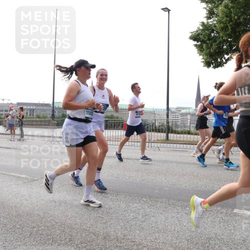29.06.2025 - hella hamburg halbmarathon Lena Gebhardt http://msf.ph/oto/8296747 29.06.2025 10:36:47 Lombardsbrücke 615, 15805, 15805, 5977, 12770, 1102, 1118, 1224, 1253, 1339, 1488, 1490, 1948, 1952, 1954, 2124, 2552, 2588, 3165, 3398, 3428, 3873, 3895, 4084, 4442, 4618, 4762, 4996, 5012, 5224, 5427, 5538, 5540, 5573, 5640, 5747, 5786, 5789, 5919, 6156, 6190, 6359, 6667, 6804, 7202, 7632, 7773, 8007, 8315, 8498, 8499, 8530, 8758, 8936, 8937, 8945, 9115, 9117, 9229, 9295, 9500, 9694, 13265, 15077, 17156, 17807, 18152, 18488 meine-sportfotos.de