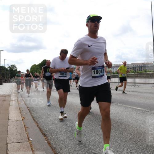 29.06.2025 - hella hamburg halbmarathon Lena Gebhardt http://msf.ph/oto/8296796 29.06.2025 10:21:34 Lombardsbrücke 13584, 2815, 19012, 1028, 1072, 1158, 1191, 1250, 1266, 1401, 1658, 1668, 1958, 2172, 2271, 2315, 2353, 2529, 2635, 2815, 2956, 2986, 3122, 3161, 3453, 3770, 3817, 3825, 3826, 4289, 4375, 4376, 4697, 4786, 5122, 5373, 5395, 5412, 5493, 5759, 5957, 6086, 6103, 6275, 6308, 6475, 6805, 6844, 7075, 7375, 7522, 7553, 7612, 7672, 7781, 8095, 8286, 8715, 8726, 8844, 8896, 8959, 9100, 9108, 9369, 9483, 9499, 9501, 9532, 9624, 10374, 10874, 11698 meine-sportfotos.de