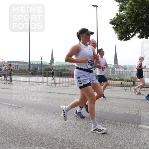 29.06.2025 - hella hamburg halbmarathon Lena Gebhardt http://msf.ph/oto/8296803 29.06.2025 10:36:47 Lombardsbrücke 17018, 12605, 15805, 1102, 1118, 1224, 1253, 1339, 1488, 1490, 1948, 1952, 1954, 2124, 2552, 2588, 3165, 3398, 3428, 3873, 3895, 4084, 4442, 4618, 4762, 4996, 5012, 5224, 5427, 5538, 5540, 5573, 5640, 5747, 5786, 5789, 5919, 6156, 6190, 6359, 6667, 6804, 7202, 7632, 7773, 8007, 8315, 8498, 8499, 8530, 8758, 8936, 8937, 8945, 9115, 9117, 9229, 9295, 9500, 9694, 13265, 15077, 17156, 17807, 18152, 18488 meine-sportfotos.de