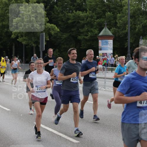 29.06.2025 - hella hamburg halbmarathon Jannik Wohlers http://msf.ph/oto/8296815 29.06.2025 10:36:49 Lombardsbrücke 1022, 1276, 1337, 1488, 1490, 1597, 1819, 2016, 2031, 2072, 2104, 2272, 2480, 2486, 3127, 3714, 4097, 4347, 4733, 5146, 5224, 5538, 5560, 5640, 5786, 5940, 6172, 6584, 6804, 7202, 7235, 7707, 7823, 8007, 8257, 8258, 8315, 8811, 9054, 9055, 10762, 10931, 11246, 11843, 11980, 12087, 12103, 12463, 13077, 13695, 13783, 13970, 13971, 14202, 14343, 14396, 14779, 14915, 15084, 15106, 15353, 15475, 16192, 16782, 16831, 17388, 17591, 17687, 17688, 17794, 18578, 18710 meine-sportfotos.de