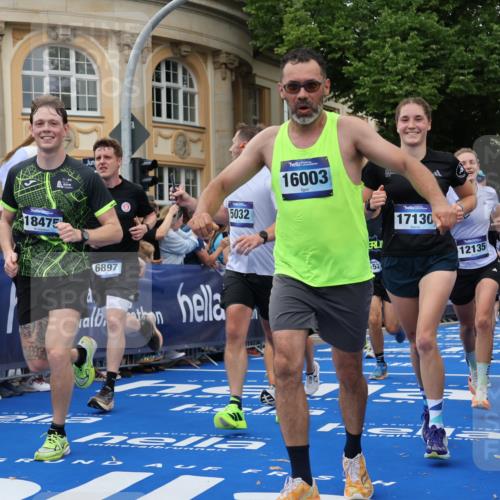 29.06.2025 - hella hamburg halbmarathon Strokosch-Dieckow http://msf.ph/oto/8296818 29.06.2025 10:52:13 Ziel 1482, 2397, 2595, 4140, 4419, 4587, 4837, 5032, 5087, 5093, 5378, 5482, 6164, 6897, 7896, 9074, 9082, 12135, 12580, 13707, 13726, 14248, 14300, 15275, 15446, 16003, 16320, 16591, 17033, 17130, 17773, 18475, 18801 meine-sportfotos.de