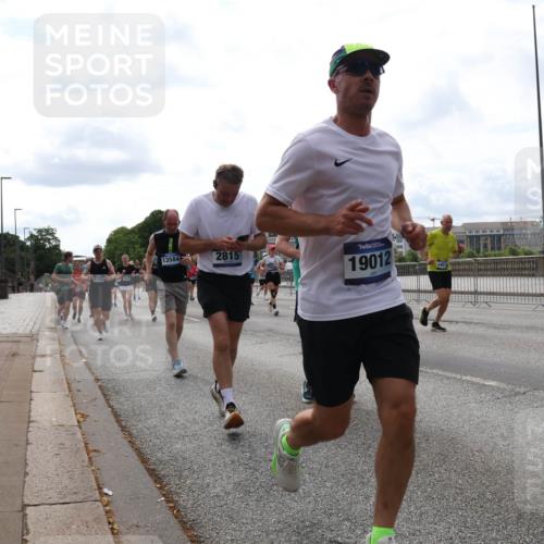 29.06.2025 - hella hamburg halbmarathon Lena Gebhardt http://msf.ph/oto/8296850 29.06.2025 10:21:34 Lombardsbrücke 13584, 2815, 19012, 1028, 1072, 1158, 1191, 1250, 1266, 1401, 1658, 1668, 1958, 2172, 2271, 2315, 2353, 2529, 2635, 2815, 2956, 2986, 3122, 3161, 3453, 3770, 3817, 3825, 3826, 4289, 4375, 4376, 4697, 4786, 5122, 5373, 5395, 5412, 5493, 5759, 5957, 6086, 6103, 6275, 6308, 6475, 6805, 6844, 7075, 7375, 7522, 7553, 7612, 7672, 7781, 8095, 8286, 8715, 8726, 8844, 8896, 8959, 9100, 9108, 9369, 9483, 9499, 9501, 9532, 9624, 10374, 10874, 11698 meine-sportfotos.de