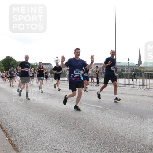 29.06.2025 - hella hamburg halbmarathon Lena Gebhardt http://msf.ph/oto/8296861 29.06.2025 10:36:48 Lombardsbrücke 194, 4084, 17018, 1118, 1224, 1253, 1339, 1488, 1490, 1948, 1952, 1954, 2124, 2552, 2588, 3165, 3398, 3428, 3714, 3873, 3895, 4084, 4442, 4618, 4762, 4996, 5012, 5224, 5427, 5538, 5540, 5573, 5640, 5747, 5786, 5789, 5919, 6156, 6190, 6359, 6667, 6804, 7202, 7632, 7773, 8007, 8315, 8498, 8499, 8530, 8758, 8936, 8937, 8945, 9115, 9117, 9229, 9295, 9500, 9694, 13265, 15077, 17156, 17807, 18152, 18488 meine-sportfotos.de