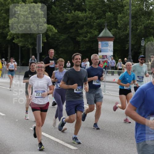 29.06.2025 - hella hamburg halbmarathon Jannik Wohlers http://msf.ph/oto/8296904 29.06.2025 10:36:49 Lombardsbrücke 1022, 1276, 1337, 1488, 1490, 1597, 1819, 2016, 2031, 2072, 2104, 2272, 2480, 2486, 3127, 3714, 4097, 4347, 4733, 5146, 5224, 5538, 5560, 5640, 5786, 5940, 6172, 6584, 6804, 7202, 7235, 7707, 7823, 8007, 8257, 8258, 8315, 8811, 9054, 9055, 10762, 10931, 11246, 11843, 11980, 12087, 12103, 12463, 13077, 13695, 13783, 13970, 13971, 14202, 14343, 14396, 14779, 14915, 15084, 15106, 15353, 15475, 16192, 16782, 16831, 17388, 17591, 17687, 17688, 17794, 18578, 18710 meine-sportfotos.de
