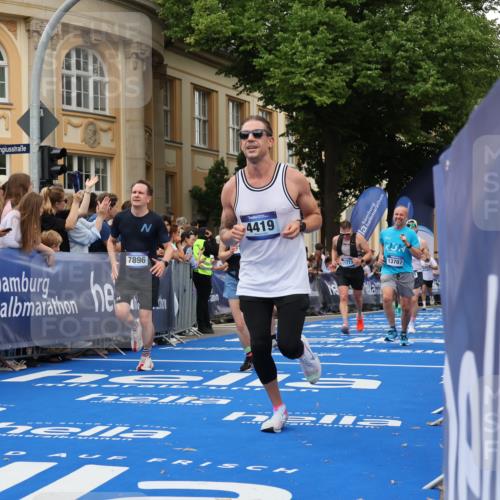 29.06.2025 - hella hamburg halbmarathon Strokosch-Dieckow http://msf.ph/oto/8296928 29.06.2025 10:52:18 Ziel 4140, 4419, 4587, 4837, 5032, 5087, 5482, 6164, 7896, 9074, 9876, 12135, 13015, 13211, 13707, 14300, 15144, 15275, 15446, 16003, 16591, 17130, 17773, 17997, 18475 meine-sportfotos.de