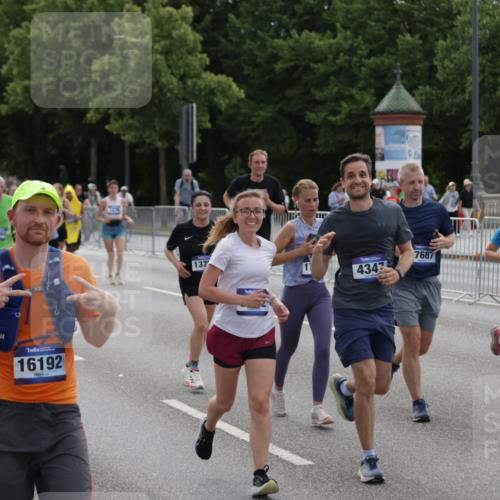 29.06.2025 - hella hamburg halbmarathon Jannik Wohlers http://msf.ph/oto/8296940 29.06.2025 10:36:49 Lombardsbrücke 1022, 1276, 1337, 1488, 1490, 1597, 1819, 2016, 2031, 2072, 2104, 2272, 2480, 2486, 3127, 3714, 4097, 4347, 4733, 5146, 5224, 5538, 5560, 5640, 5786, 5940, 6172, 6584, 6804, 7202, 7235, 7707, 7823, 8007, 8257, 8258, 8315, 8811, 9054, 9055, 10762, 10931, 11246, 11843, 11980, 12087, 12103, 12463, 13077, 13695, 13783, 13970, 13971, 14202, 14343, 14396, 14779, 14915, 15084, 15106, 15353, 15475, 16192, 16782, 16831, 17388, 17591, 17687, 17688, 17794, 18578, 18710 meine-sportfotos.de
